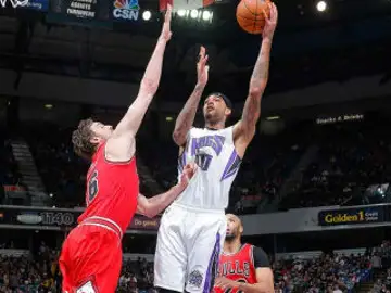 Pau Gasol trata de taponar un lanzamiento Pau Gasol trata de taponar un lanzamiento