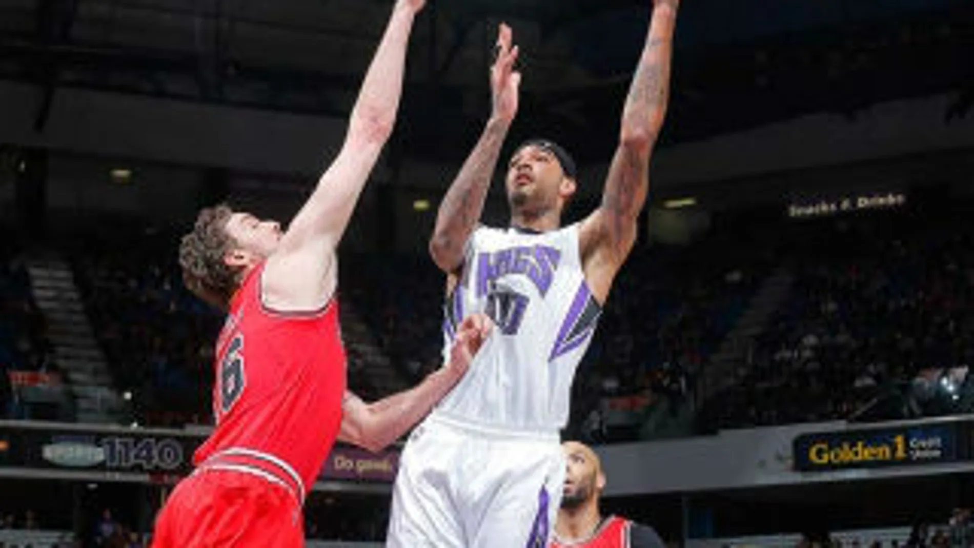 Pau Gasol trata de taponar un lanzamiento Pau Gasol trata de taponar un lanzamiento