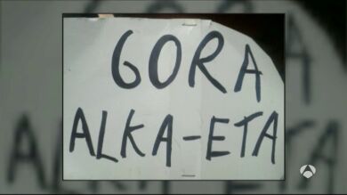 Dos titiriteros detenidos en Madrid por desplegar un cartel de 'Gora ETA' durante la función infantil