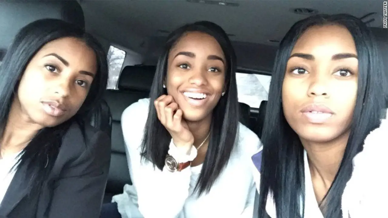 Una madre con su dos hijas gemelas