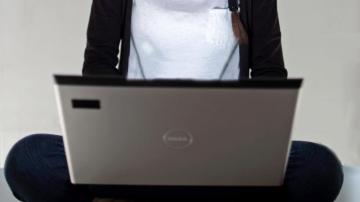 Joven utiliza un ordenador portátil