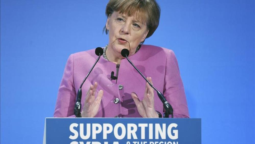 La canciller alemana, Angela Merkel, interviene durante la conferencia de donantes de Siria