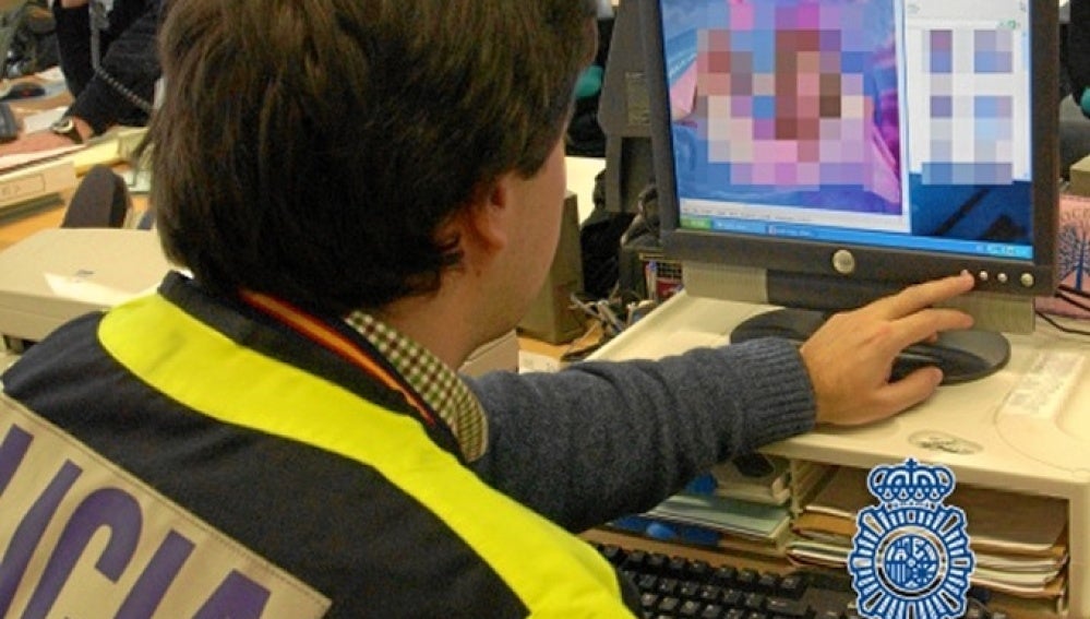 Policía Nacional registrando archivos informáticos y ordenadores