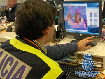 Policía Nacional registrando archivos informáticos y ordenadores Policía Nacional registrando archivos informáticos y ordenadores