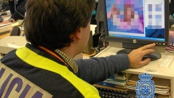 Policía Nacional registrando archivos informáticos y ordenadores