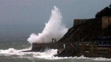 Una gran ola rompe contra el Paseo Nuevo de San Sebastián