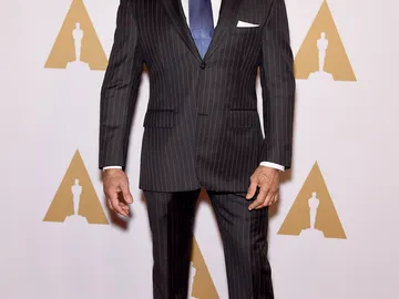 Sylvester Stallone, con traje gris a rayas Sylvester Stallone, con traje gris a rayas