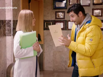 Alex llega tarde a su entrevista de trabajo y conoce a Ulrike, su nueva jefa Alex llega tarde a su entrevista de trabajo y conoce a Ulrike, su nueva jefa