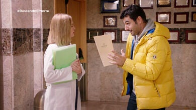 Álex llega tarde a su entrevista de trabajo y conoce a Ulrike, su nueva jefa