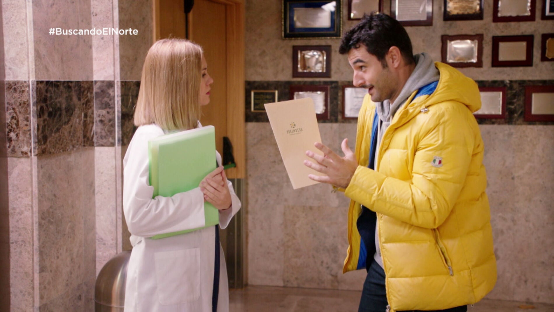 Alex llega tarde a su entrevista de trabajo y conoce a Ulrike, su nueva jefa
