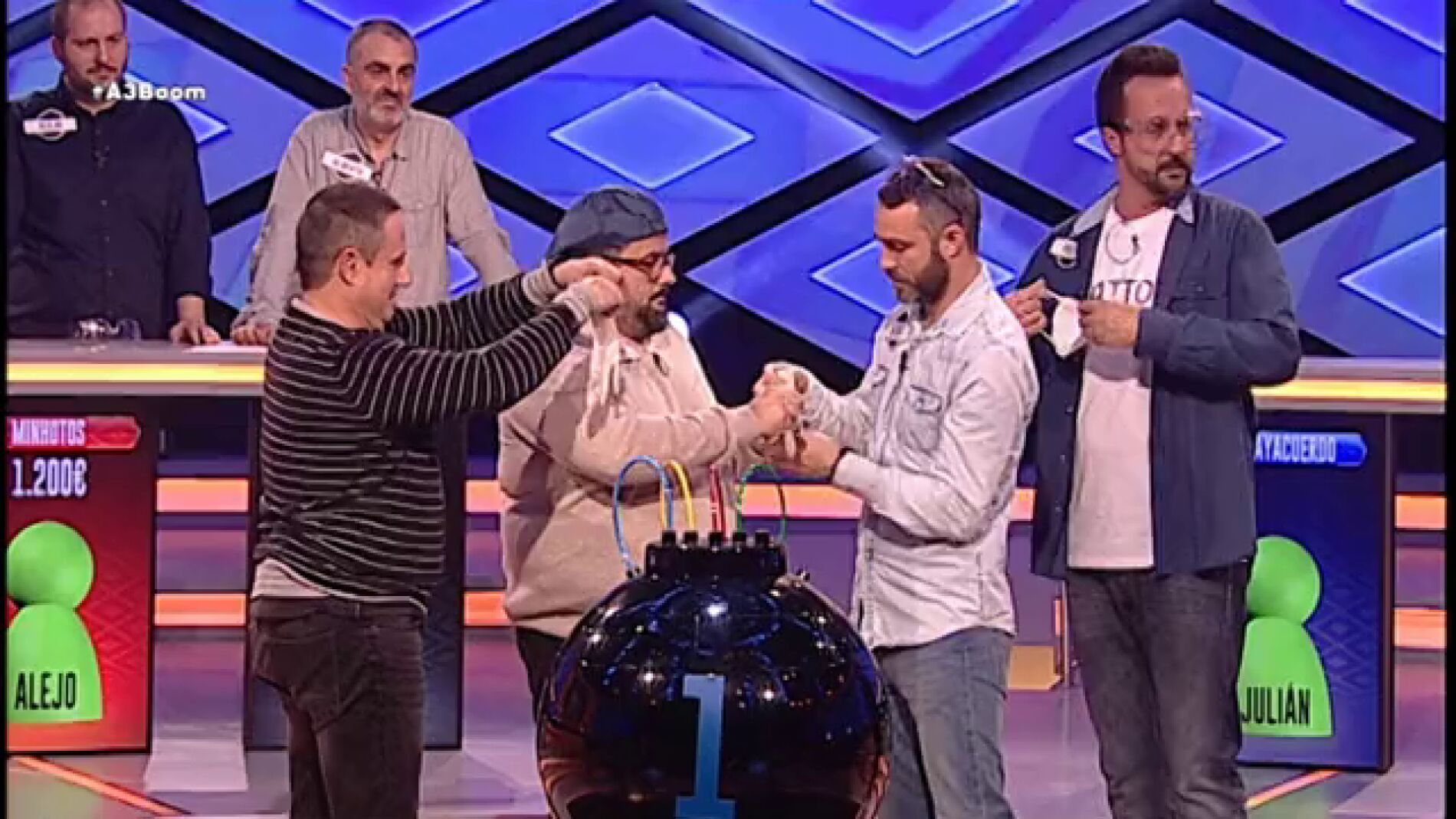 Guantes, bistur&iacute;, bomba