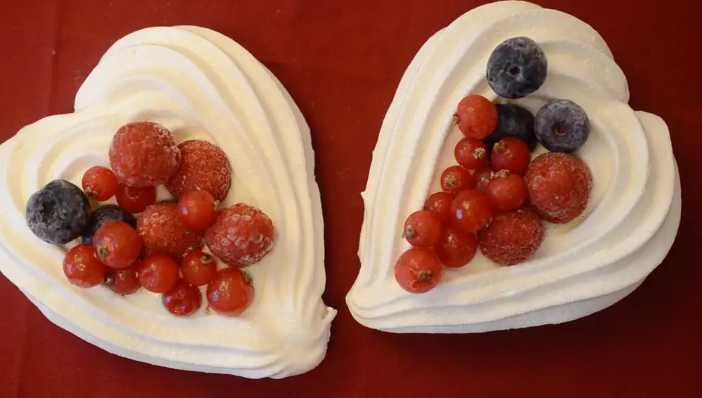 Corazones de merengue con frutos rojos, un postre ideal para San Valentín