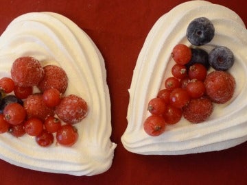 Corazones de merengue con frutos rojos, un postre ideal para San Valentín