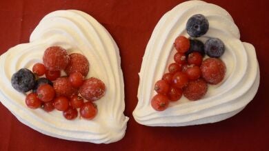 Unos corazones de merengue con frutos rojos para San Valentín