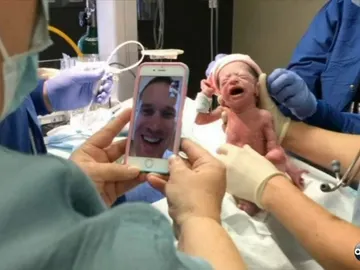 Un padre ve nacer a sus cuatrillizos a 10.000 km de distancia gracias a su teléfono móvil Un padre ve nacer a sus cuatrillizos a 10.000 km de distancia gracias a su teléfono móvil