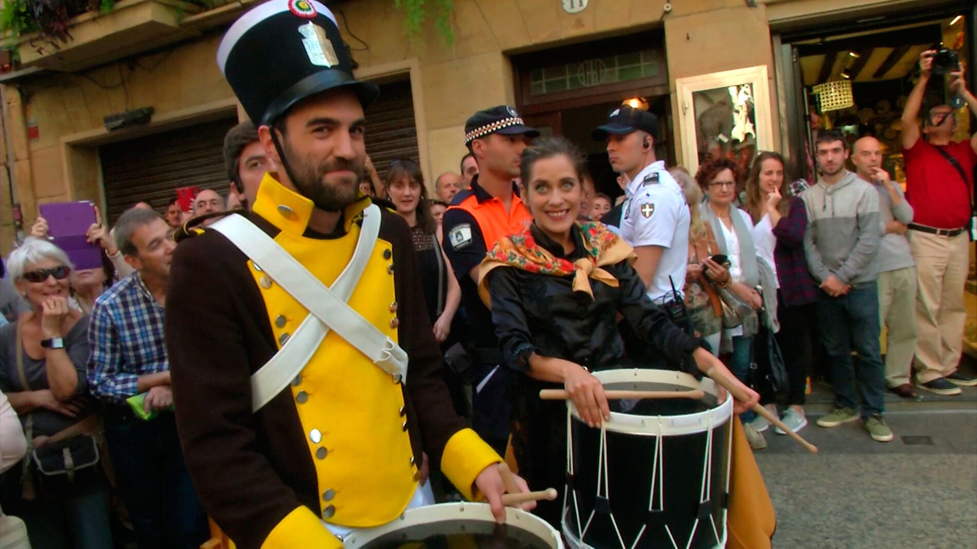 Vivimos la tamborrada con los protagonistas de 'All&iacute; abajo'