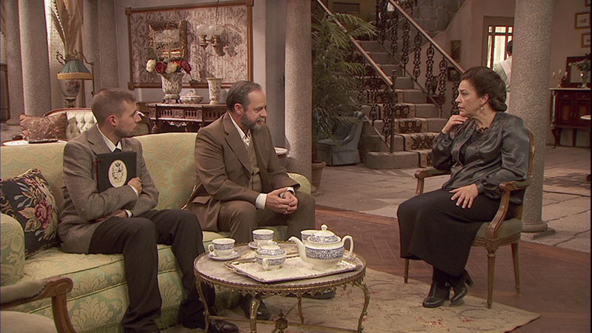 Raimundo se cita con Francisca e Hipólito para hablar de la situación política