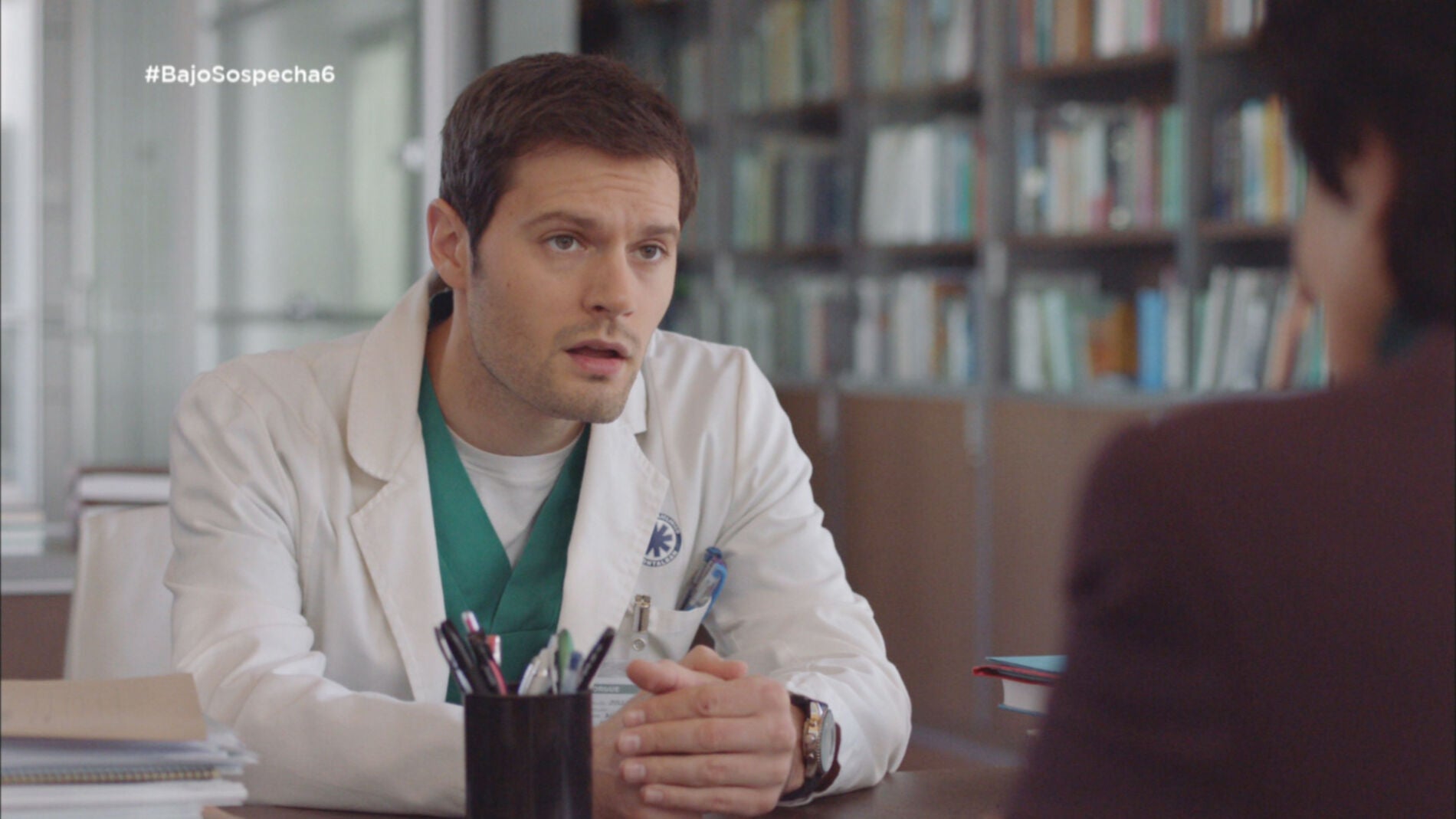 Alain habla con do&ntilde;a Adela