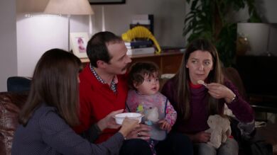 Lucas consigue dar celos a Flor utilizando a Chus, su nueva niñera