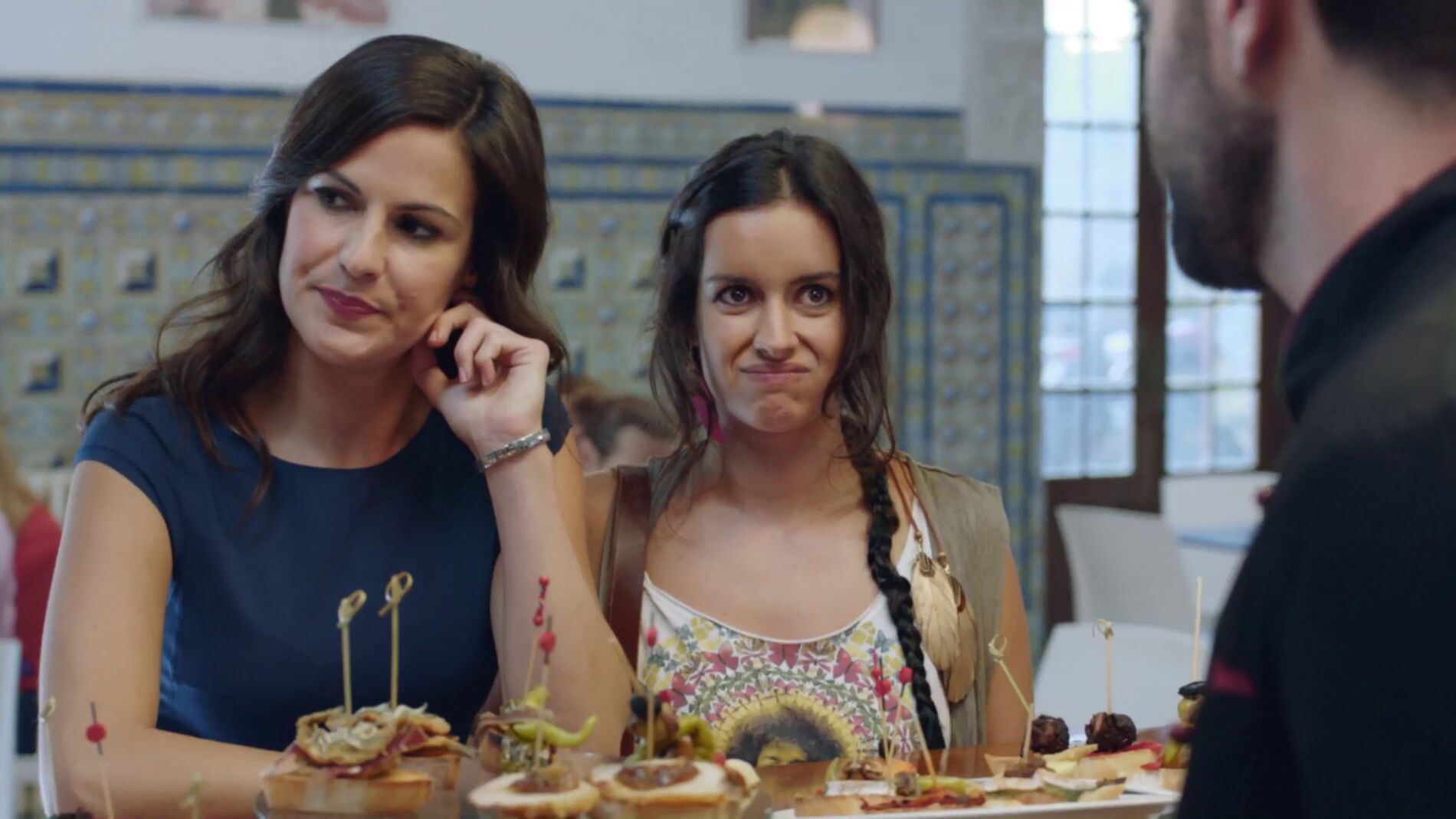 Trini intenta buscarle a su hermana Elena un trabajo para que se deje de tanto movimiento revolucionario y siente cabeza. La directora de la cl&iacute;nica aprovecha para pedirle a I&ntilde;aki que le de un puesto de trabajo en su bar de pintxos. Elena se alegra cuando descubre que Rafi tambi&eacute;n trabaja en el bar y le recuerda los grandes momentos pasionales que han vivido juntos...