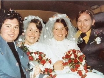 Dos gemelas que se casaron el mismo día  entierran juntas a sus maridos 43 años después