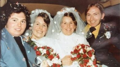 Dos gemelas que se casaron el mismo día entierran juntas a sus maridos 43 años después