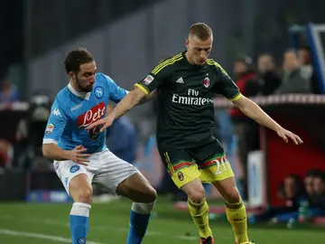 Gonzalo Higuaín intenta robar el balón a Abate Gonzalo Higuaín intenta robar el balón a Abate