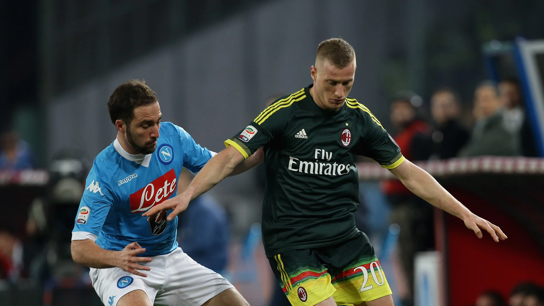 Gonzalo Higuaín intenta robar el balón a Abate Gonzalo Higuaín intenta robar el balón a Abate