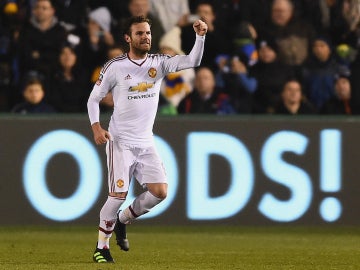 Juan Mata celebra su propio gol con el Manchester United