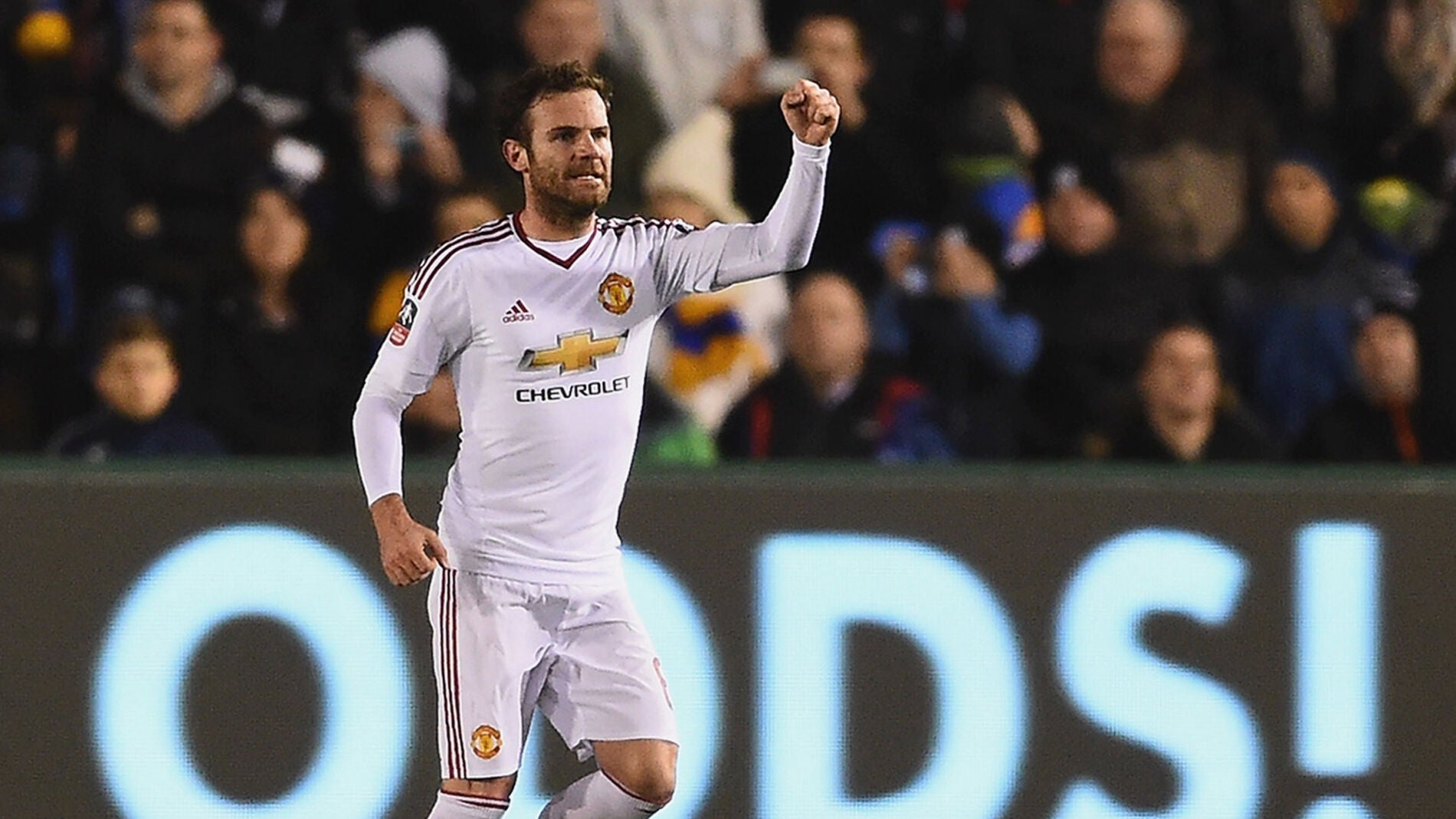 Juan Mata celebra su propio gol con el Manchester United