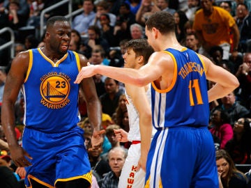 Draymond Green celebra una canasta con Stephen Curry