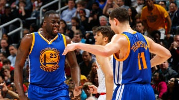 Draymond Green celebra una canasta con Stephen Curry