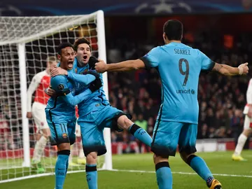 Messi, Suárez y Neymar celebran un gol en el Emirates Messi, Suárez y Neymar celebran un gol en el Emirates