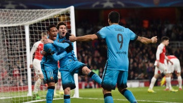 Messi, Suárez y Neymar celebran un gol en el Emirates