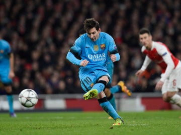 Leo Messi lanza el penalti en el Emirates