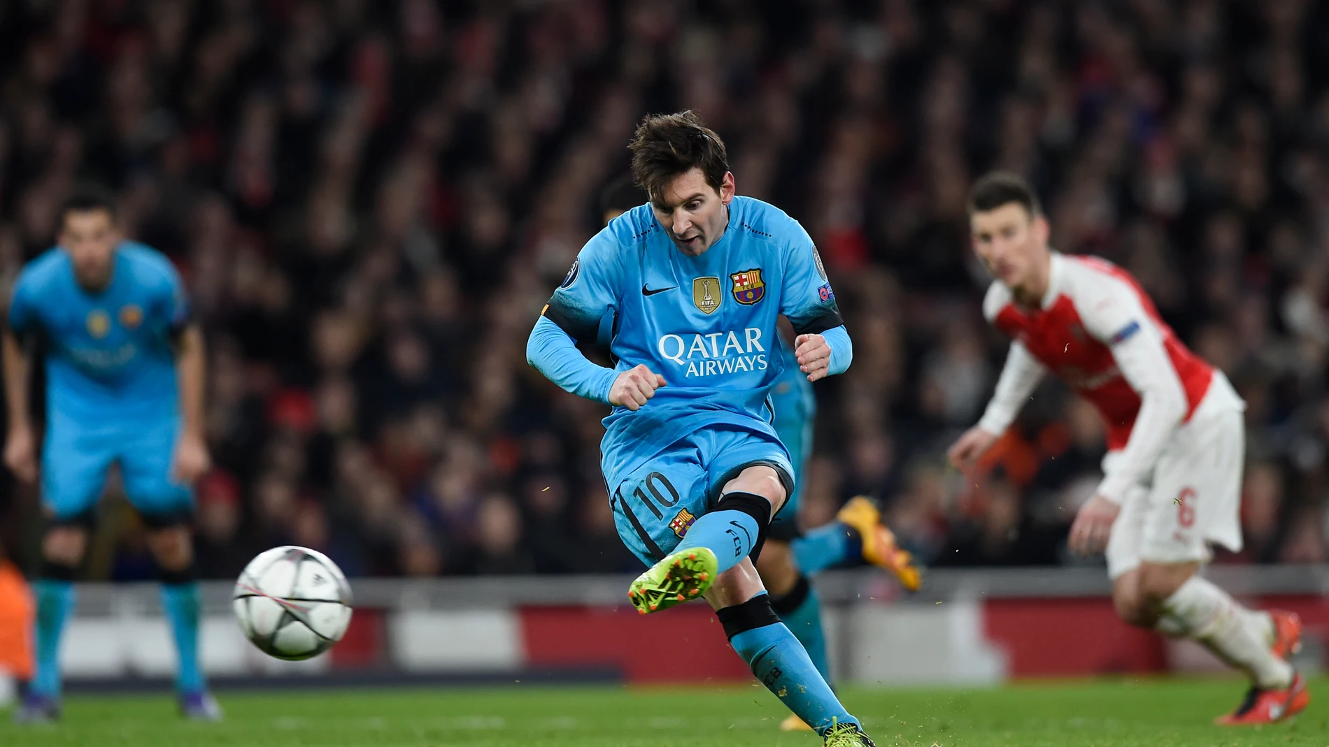 Leo Messi lanza el penalti en el Emirates Leo Messi lanza el penalti en el Emirates