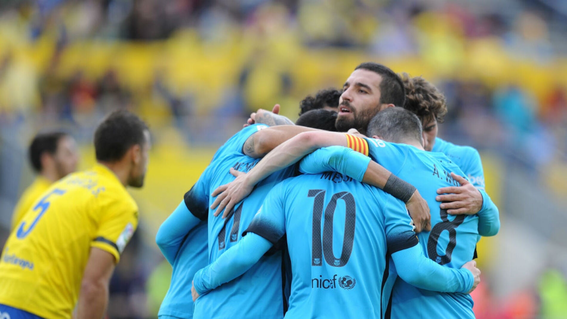 Arda celebra con sus compa&ntilde;eros un gol