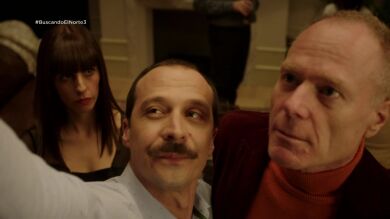 Lucas intenta demostrarle a su mujer que tiene amigos en Berlín