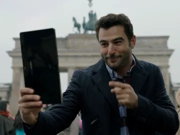 Álex le hace a Manuela una visita guiada por Berlín Álex le hace a Manuela una visita guiada por Berlín