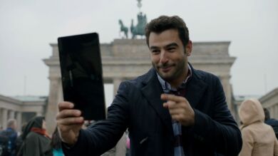 Álex le hace a Manuela una visita guiada por Berlín