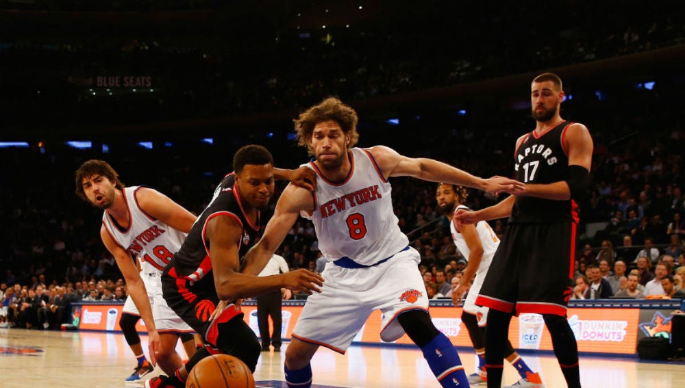 Kyle Lowry pelea por un balón ante los Knicks