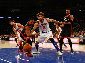 Kyle Lowry pelea por un balón ante los Knicks Kyle Lowry pelea por un balón ante los Knicks