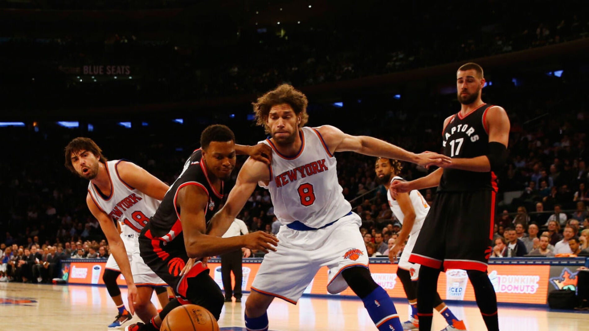 Kyle Lowry pelea por un bal&oacute;n ante los Knicks