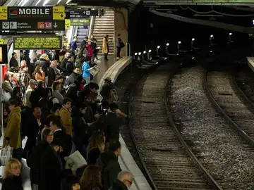 Andenes repletos en la huelga de metro de Barcelona Andenes repletos en la huelga de metro de Barcelona