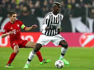 Pogba conduce el balón mientras Lahm le defiende Pogba conduce el balón mientras Lahm le defiende