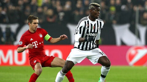 Pogba conduce el bal&oacute;n mientras Lahm le defiende