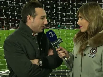 Santi Cazorla, con Susana Guasch antes del Arsenal - Barcelona Santi Cazorla, con Susana Guasch antes del Arsenal - Barcelona