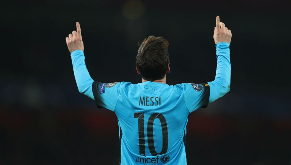 Leo Messi celebra un gol en el Emirates Stadium