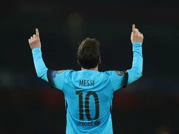 Leo Messi celebra un gol en el Emirates Stadium Leo Messi celebra un gol en el Emirates Stadium