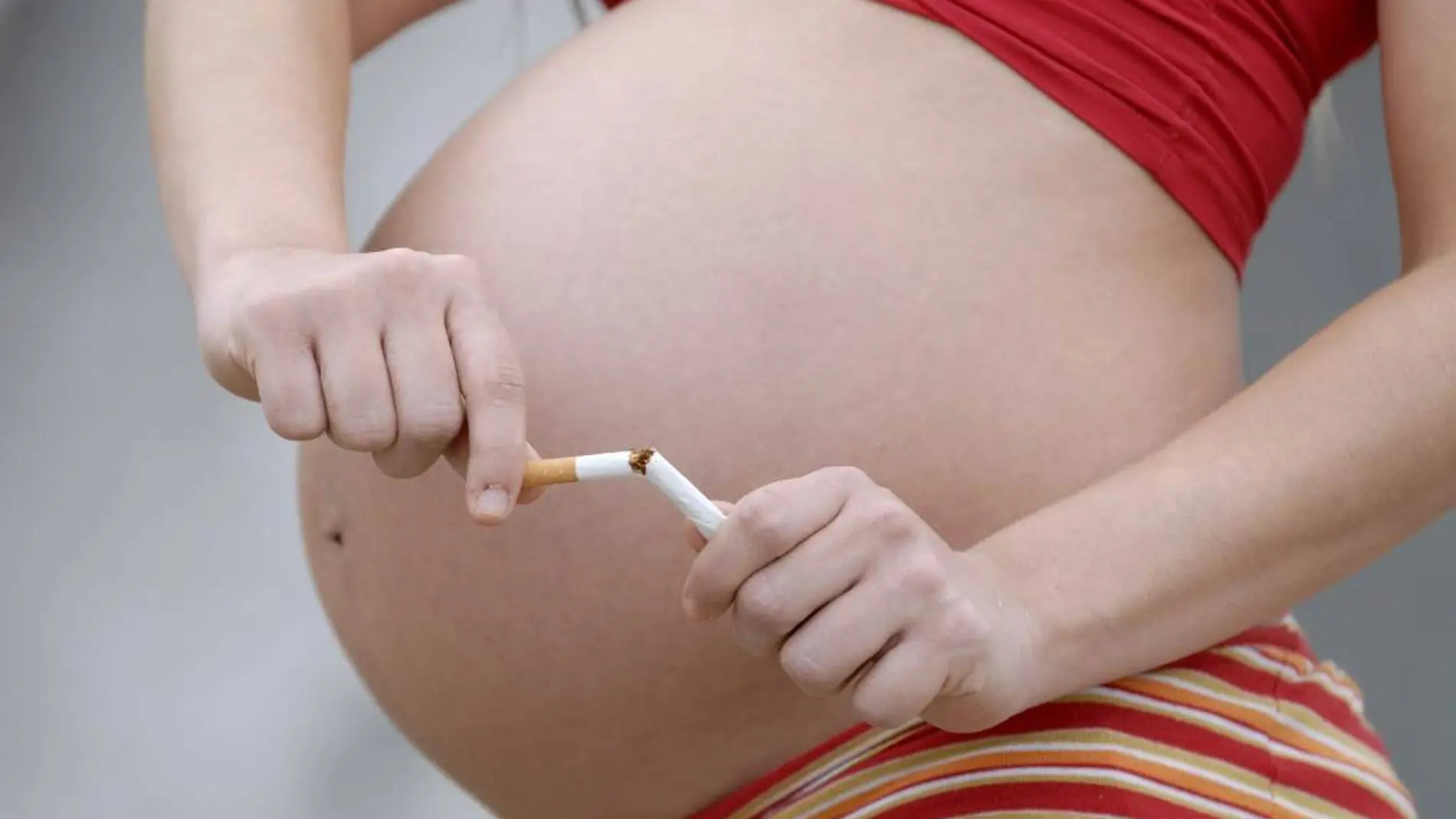 Fumar durante el embarazo aumenta el riesgo de obesidad infantil Fumar durante el embarazo aumenta el riesgo de obesidad infantil